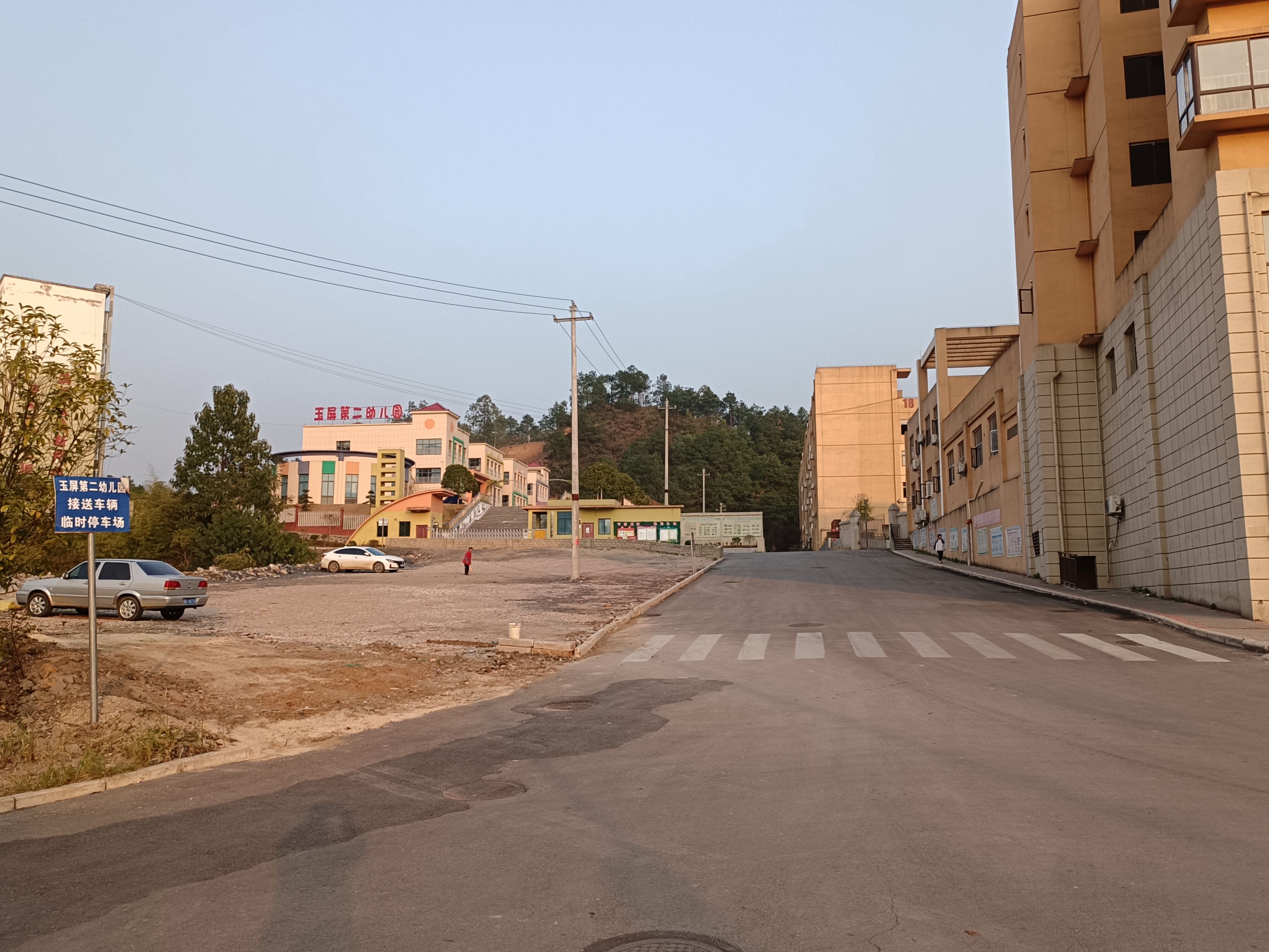 增設(shè)斑馬線和臨時(shí)停車場(chǎng)。