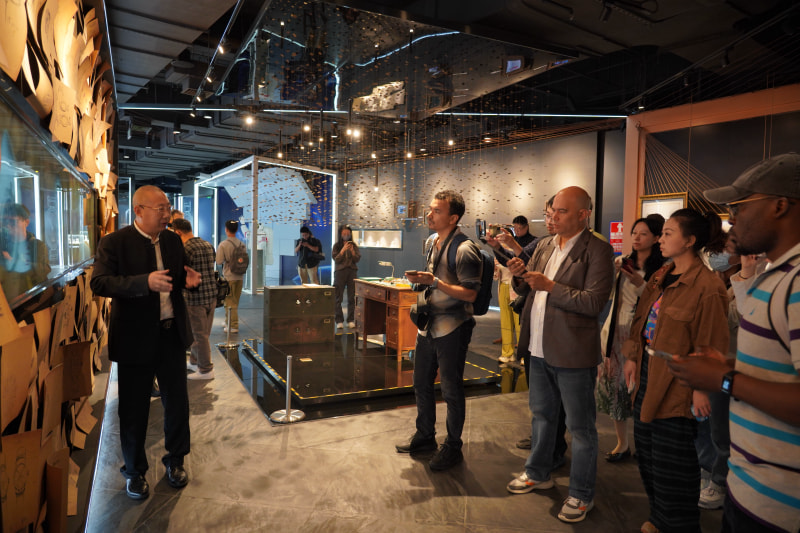 中外記者看深圳走進飛亞達計時文化中心。江佳玲 攝