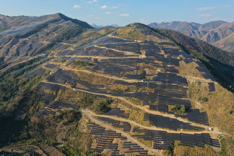荒山變金山，望謨縣昂武和亭二期農(nóng)業(yè)光伏電站。王艷攝