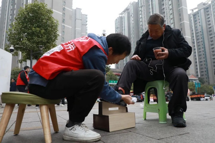 志愿者為市民免費擦鞋。