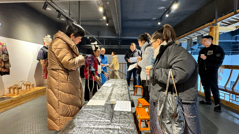 調研組欣賞苗族服飾紋樣。