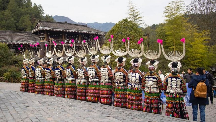 行走在苗寨的蜿蜒小徑，體驗蠟染刺繡、品嘗苗家酸湯、穿上苗族盛裝打卡。姚晶權攝