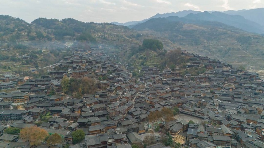 西江苗寨，位于貴州省雷山縣東北部，是一座有著一千兩百多戶人家、將近六千人的大型苗寨，人稱“千戶苗寨”。姚晶權攝