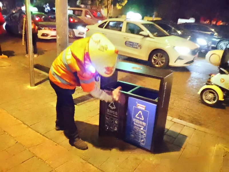 環衛工人清理果皮箱垃圾。.jpg