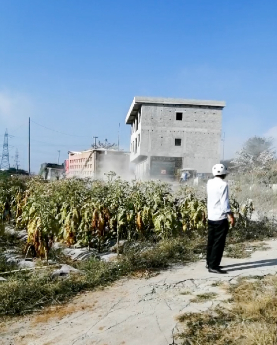 大貨車過路帶起的灰塵。村民提供