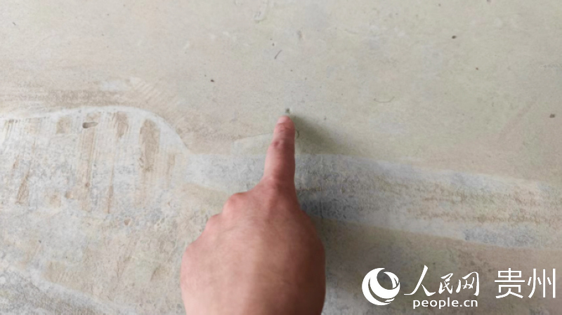 路邊民居室內地面上的灰塵。人民網(wǎng) 涂敏攝