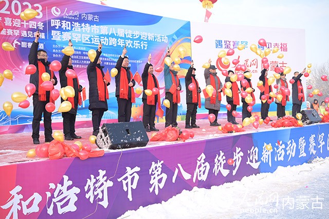 鳴槍啟動。實習生 王澤桐攝