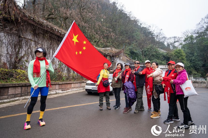 參與貴陽貴安第53屆全民健身登高迎新跑的市民合影。人民網記者 涂敏攝