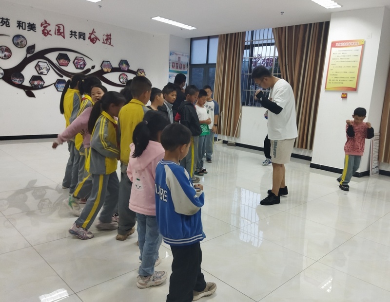 孩子們學跆拳道。