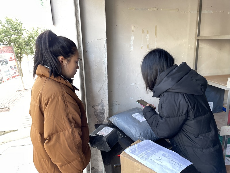 業務員給村民取快遞。