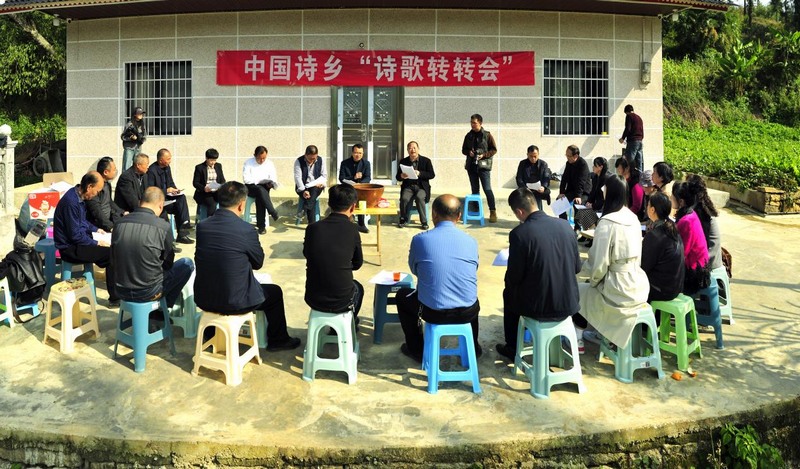 3 圖為開(kāi)展詩(shī)歌轉(zhuǎn)轉(zhuǎn)會(huì)活動(dòng)。.jpg