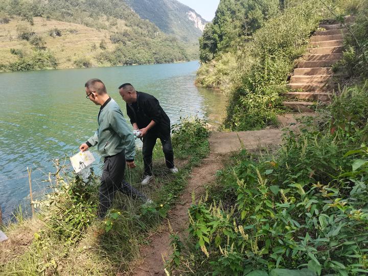 流長(zhǎng)苗族鄉(xiāng)生態(tài)環(huán)境保護(hù)站到白貓河開(kāi)展巡河保潔工作。