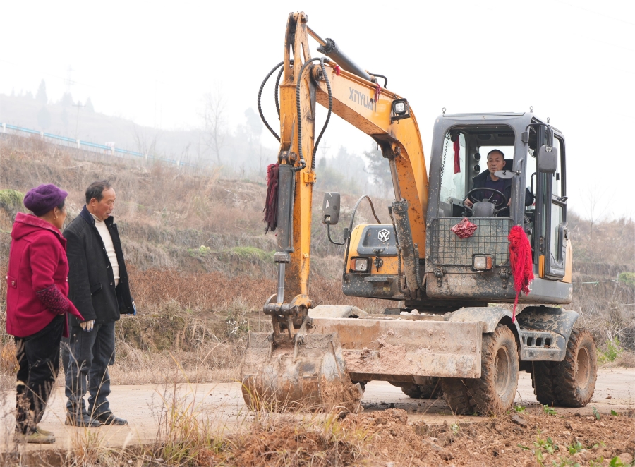 村民正在挖坑。