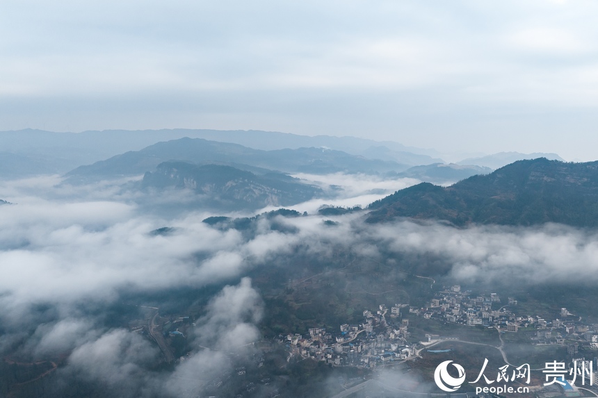 航拍云霧繚繞的石阡縣。人民網(wǎng)記者 涂敏攝