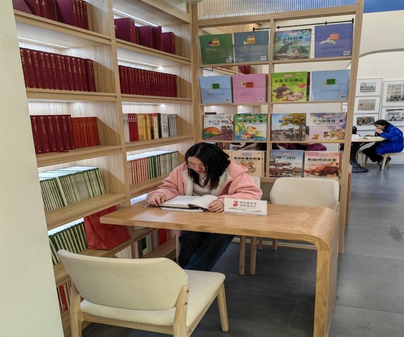 (3)24小時無人值守文淵閱書房店內休閑靜謐自習區2 清鎮市新華書店提供.jpg