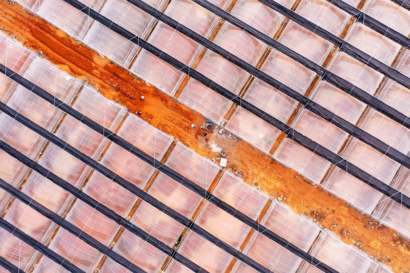 2024年1月16日，工人在貴州省從江縣貫洞鎮百香果育智慧苗大棚現場施工作業。