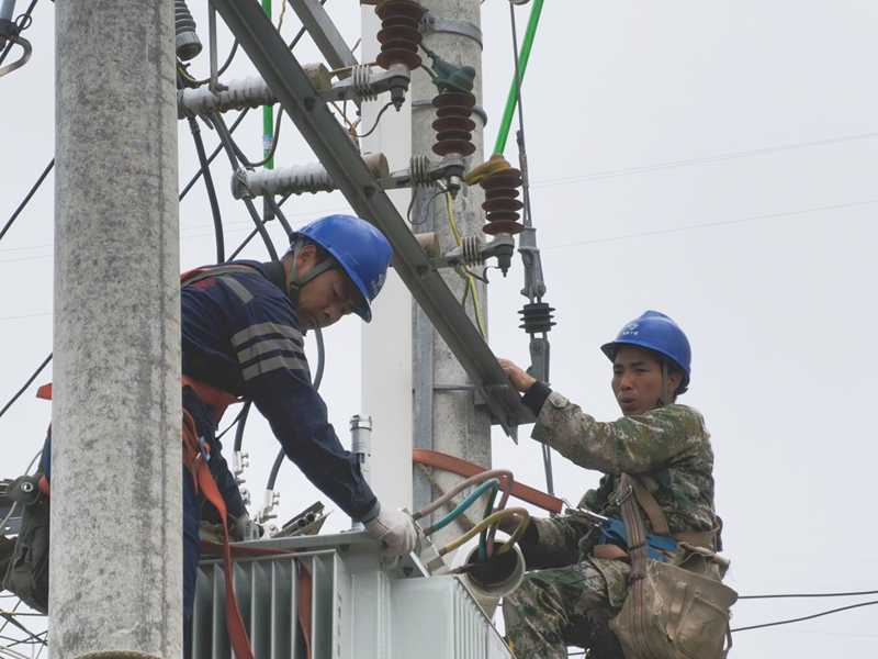 變壓器“換裝上崗”。