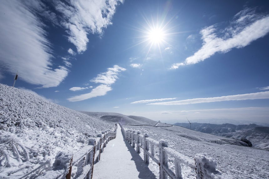 日前,一場大雪使赫章縣阿西里西景區銀裝素裹,宛如雪國里的童話世界。這是阿西里西大韭菜坪景區分外妖嬈的迷人雪景。李學友攝