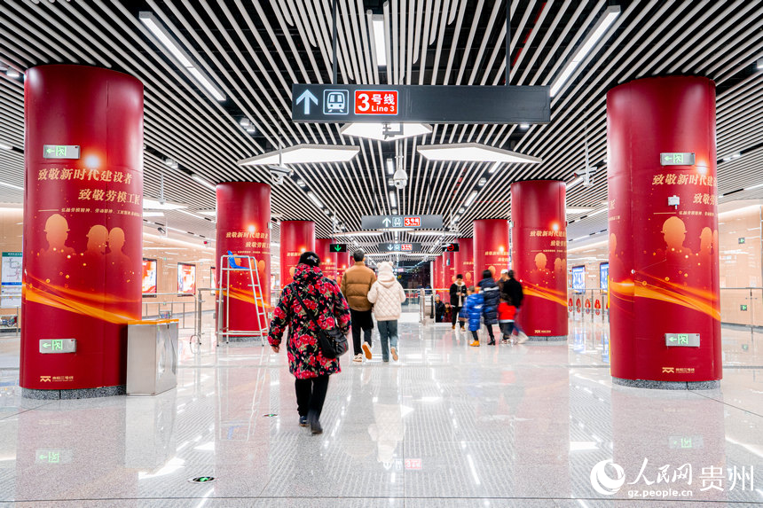 地鐵站內(nèi)隨處可見”致敬勞模工匠“的宣傳標語。人民網(wǎng) 陽茜攝