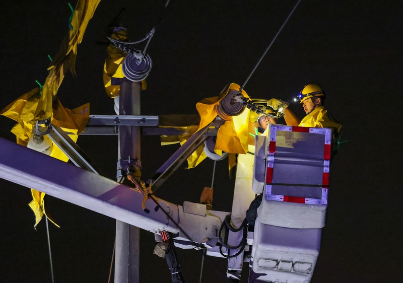 2024年1月20日晚，南方電網貴州銅仁玉屏供電局黨員志愿者突擊隊隊員對供電線路進行安全維護。