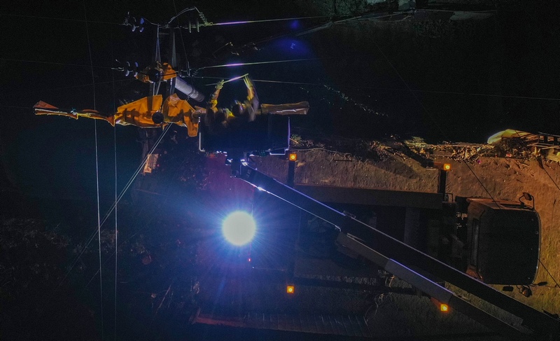 2024年1月20日晚，南方電網貴州銅仁玉屏供電局黨員志愿者突擊隊隊員對供電線路進行安全維護。