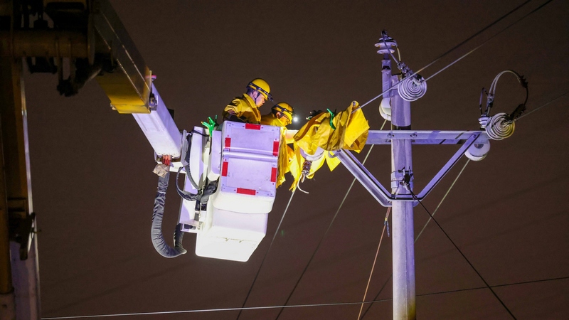 2024年1月20日晚，南方電網(wǎng)貴州銅仁玉屏供電局黨員志愿者突擊隊(duì)隊(duì)員對(duì)供電線路進(jìn)行安全維護(hù)。