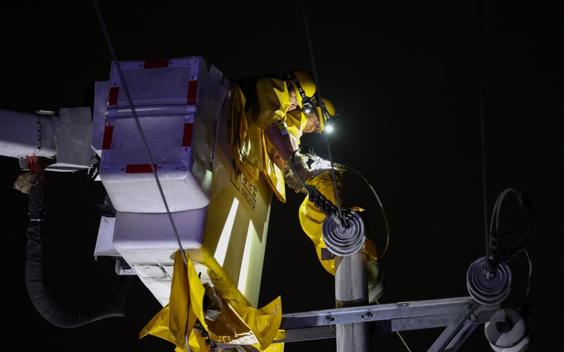 2024年1月20日晚，南方電網貴州銅仁玉屏供電局黨員志愿者突擊隊隊員對供電線路進行安全維護。