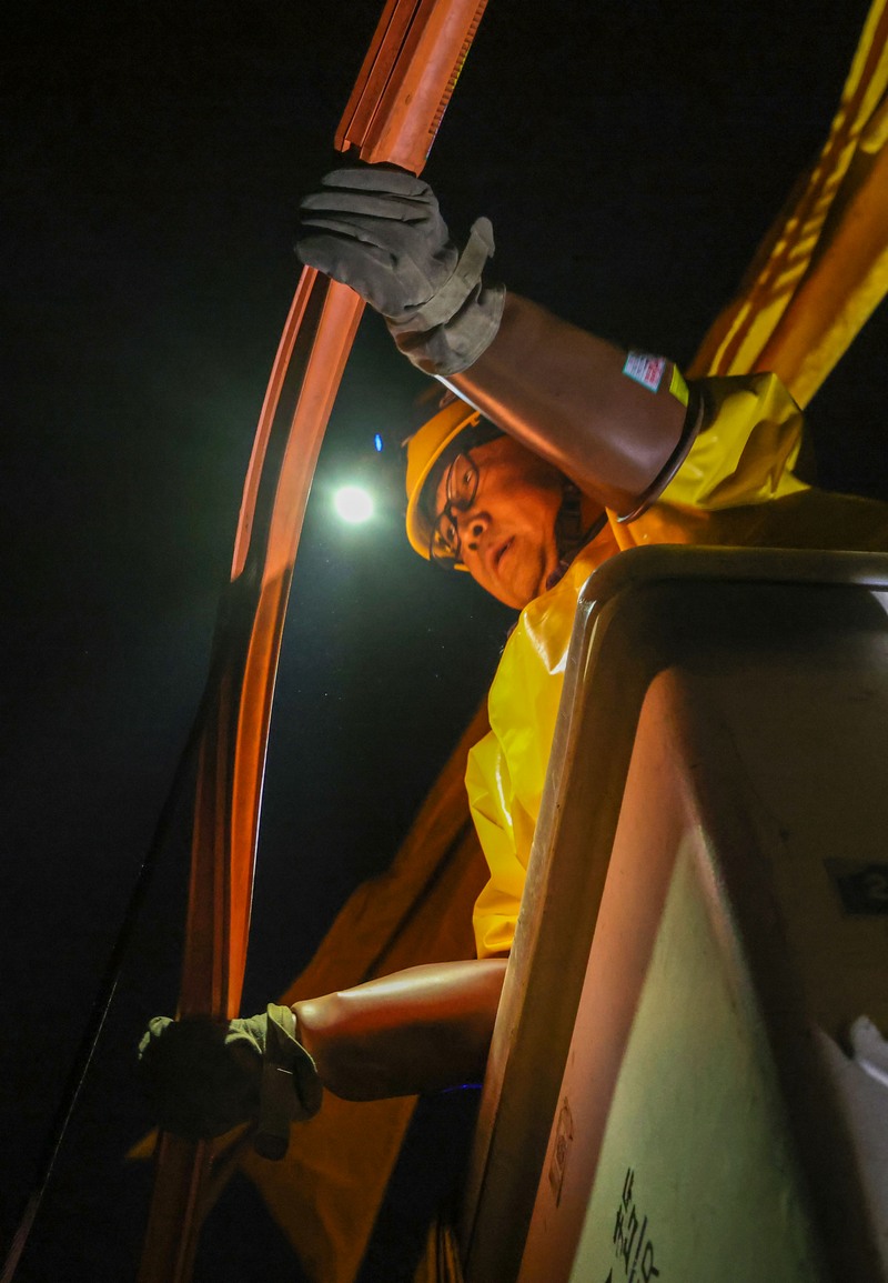 2024年1月20日晚，南方電網貴州銅仁玉屏供電局黨員志愿者突擊隊隊員對供電線路進行安全維護。