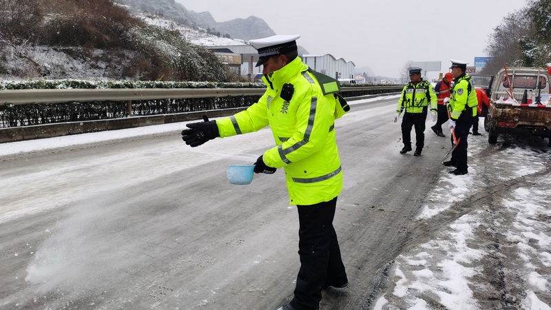 縣交警部門及時撒布融雪劑除雪除冰，保障道路通行。修文縣融媒體中心杜開雪 攝.jpg