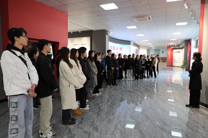 困牛山愛國主義教育基地里游客們正在認真聆聽講解員敘述紅軍集體跳崖千古壯舉。黎祖艷攝