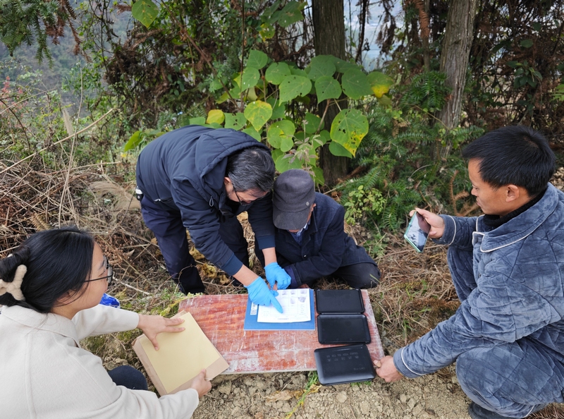 鑒定中心人員到田間地頭提供鑒定采集。貴州警察學院司法鑒定中心供圖