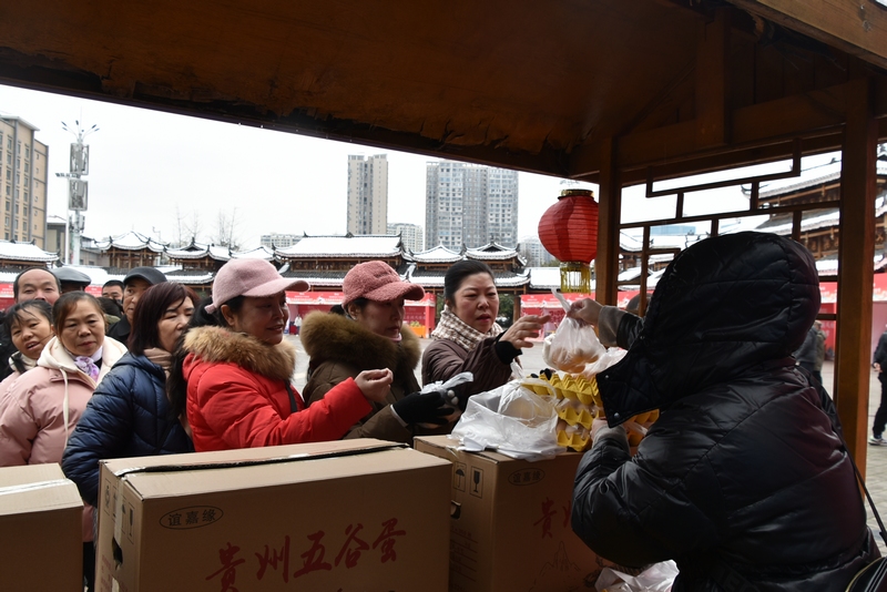 市民紛紛前來購年貨。