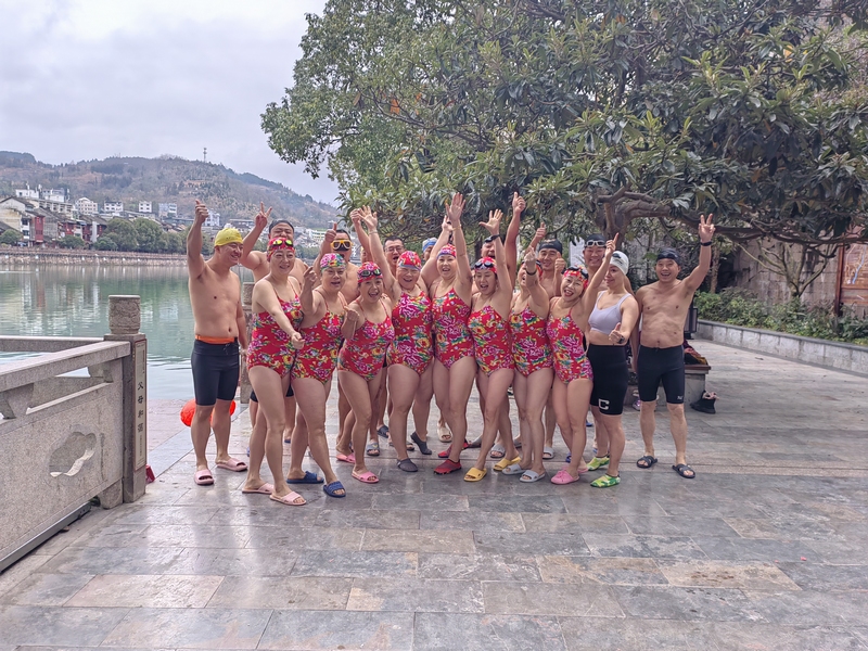 游泳愛好者們換裝后合影。