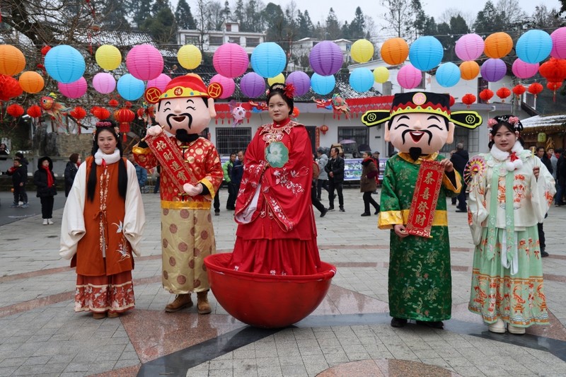 身穿古裝的“不倒翁小姐姐”、“福祿壽喜”卡通人偶、古裝商販 姜繼恒 攝.jpg