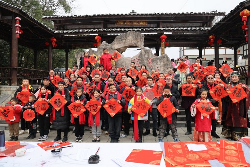 一副副大紅的春聯(lián)和數(shù)百個“福”字春意暖暖、翰墨飄香,寄托著書法家們的美好祝福,不斷傳遞到群眾手中。姜繼恒 攝.jpg