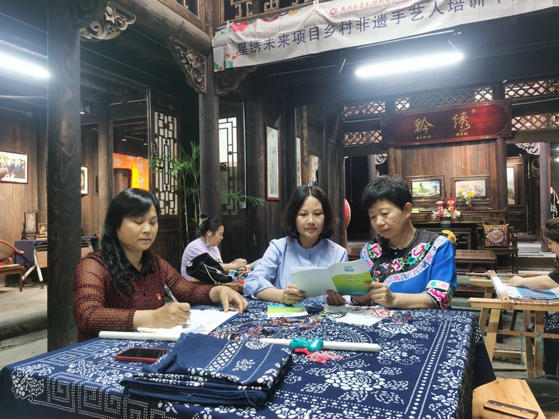 向社區居民介紹跨省通辦事項清單.jpg