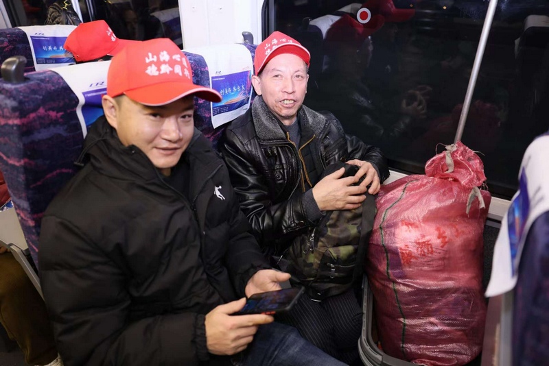專列上的返鄉務工人員。蘇韻樺攝.jpg