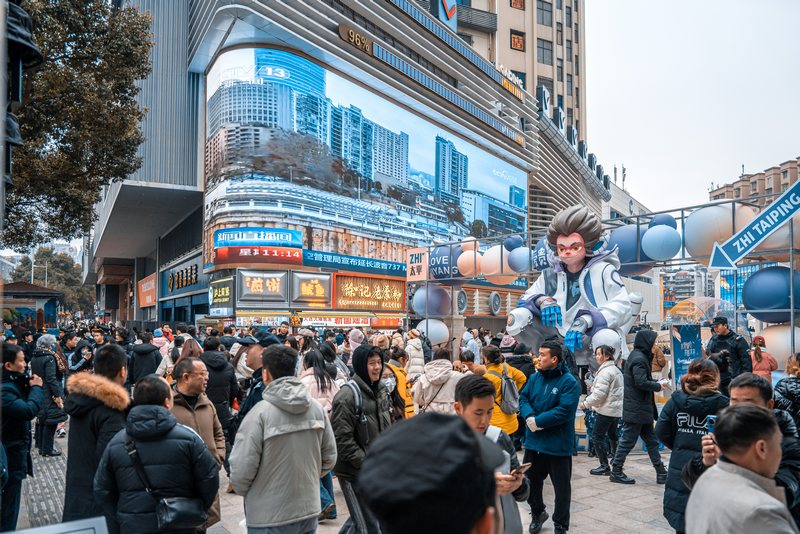 市民游客往來不絕。郭然攝.jpg
