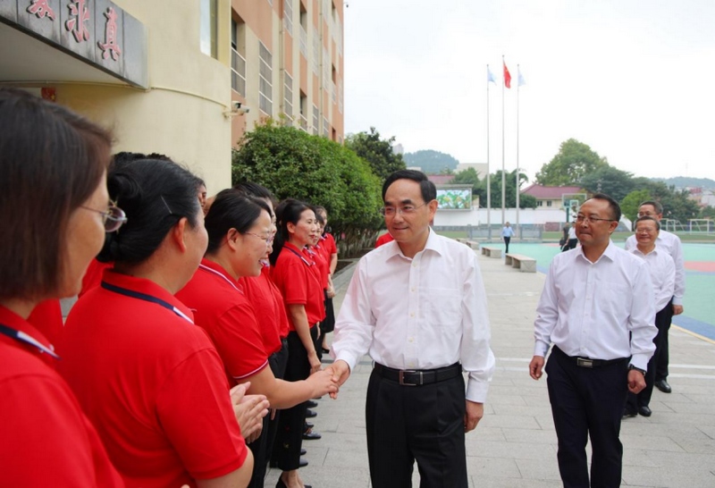 9月8日,在第39個教師節(jié)即將來臨之際,省委書記、省人大常委會主任徐麟在貴陽市調(diào)研教育工作,并看望慰問教師,代表省委、省政府向全省廣大教師和教育工作者致以節(jié)日祝福和誠摯問候。他強調(diào),要深入學習貫徹習近平總書記關(guān)于建設教育強國的重要論述,加快推進教育現(xiàn)代化,用心用情用力辦好人民滿意的教育,為中國式現(xiàn)代化的貴州實踐提供有力支撐。