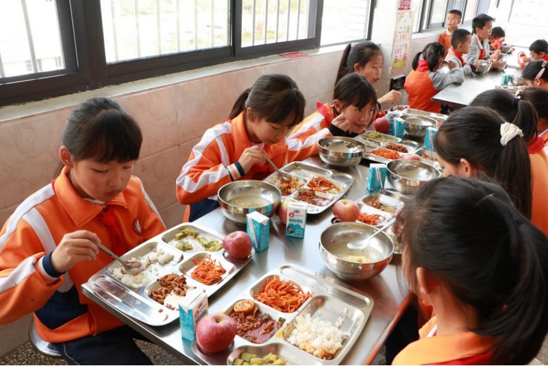 8月24日,印發(fā)《省人民政府辦公廳關(guān)于進一步提升農(nóng)村義務教育學生營養(yǎng)改善計劃實施水平的通知》,持續(xù)推進農(nóng)村義務教育學生營養(yǎng)改善計劃“提質(zhì)行動”,進一步提升營養(yǎng)改善計劃實施水平。