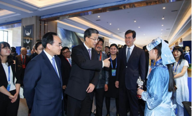 8月29日,教育部黨組書記、部長懷進鵬,省委書記、省人大常委會主任徐麟,省委副書記、省長李炳軍等參觀2023中國-東盟教育交流周產(chǎn)教融合助推貴州產(chǎn)業(yè)發(fā)展“走出去”“引進來”——校農(nóng)、校工、校旅結(jié)合成果展。