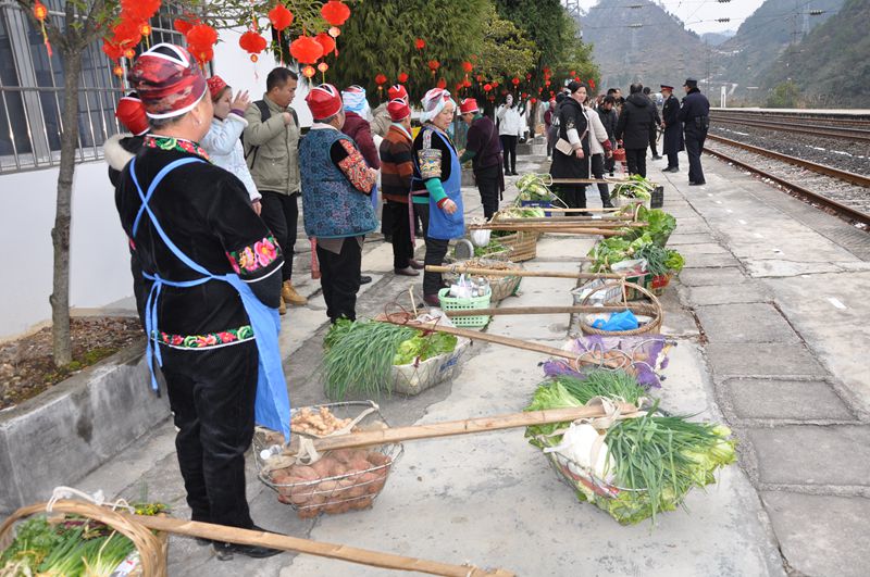 村民們挑著當天才采摘的瓜果蔬菜準備登車。楊道軍 攝