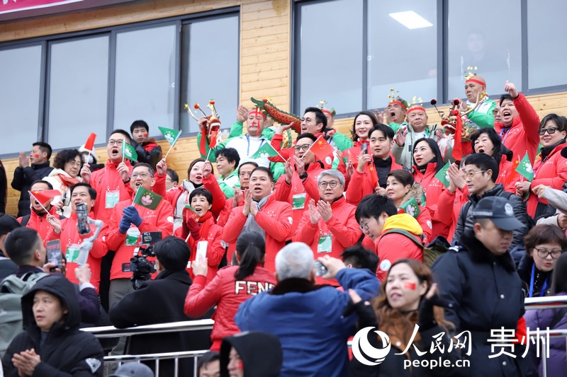 澳門職工聯(lián)隊啦啦隊。人民網(wǎng) 顧蘭云攝