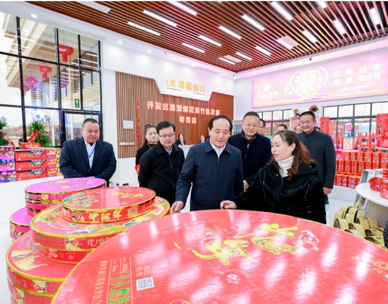 楊昌鵬在美源煙花爆竹批發部,聽取安全防范措施落實情況介紹.