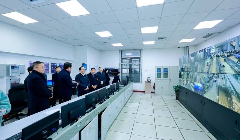 楊昌鵬在安順西高鐵站,了解春運保障情況。