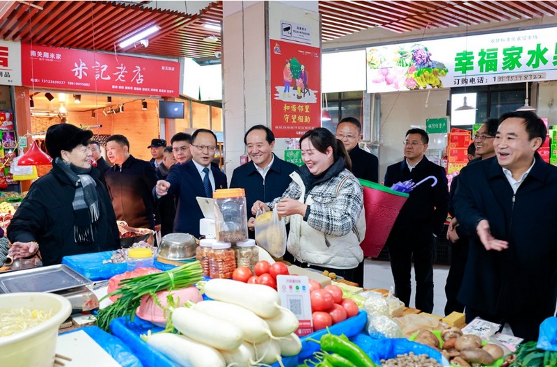 楊昌鵬在馬槽社區農貿市場詢問年貨供銷等情況。