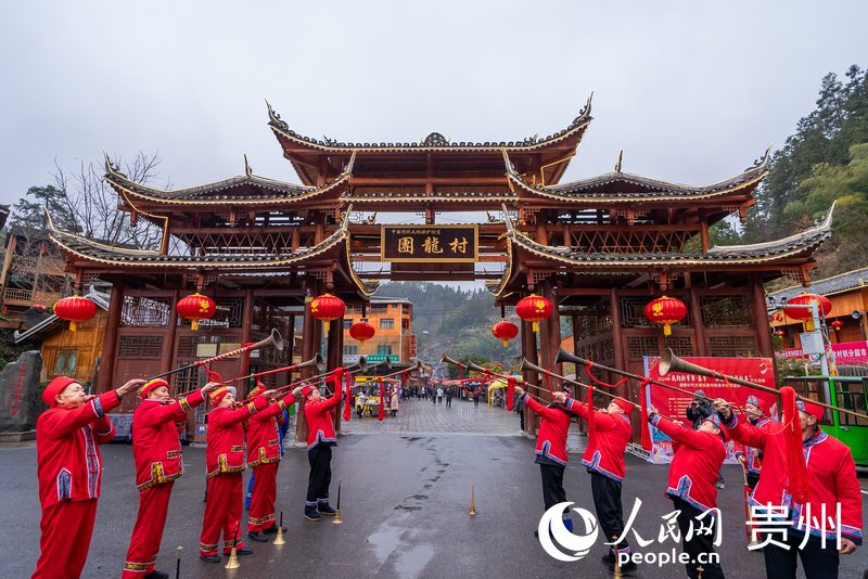 nEO_IMG_2 團龍村“幸福土家過趕年”活動現場，村民吹嗩吶迎客。人民網記者 涂敏攝