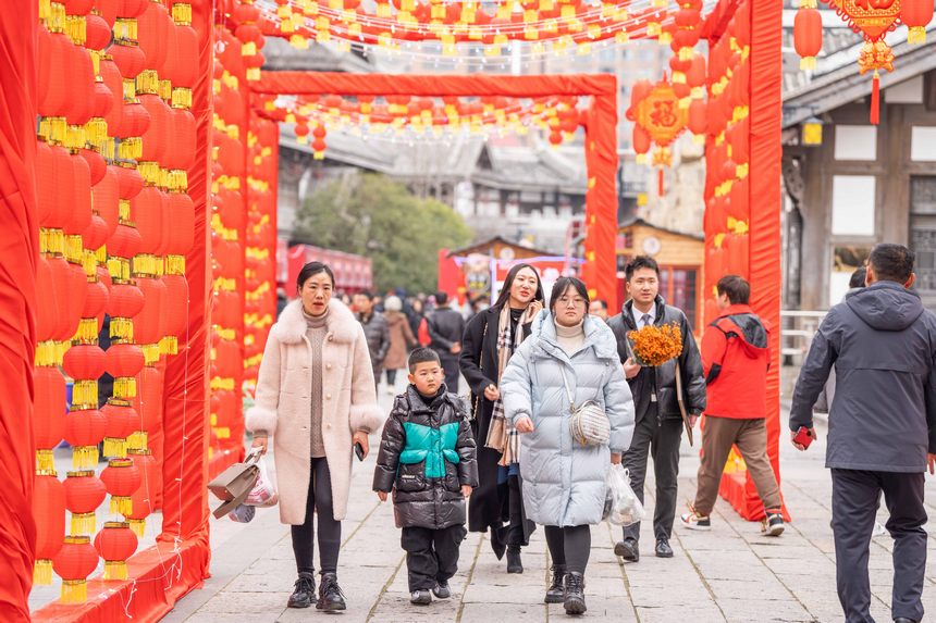 步行街上處處是“年味兒”。羅大富攝
