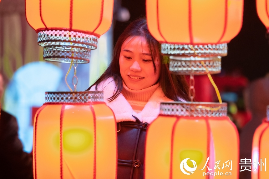 特色燈組讓人目不暇接，流連忘返。人民網(wǎng) 陽茜攝