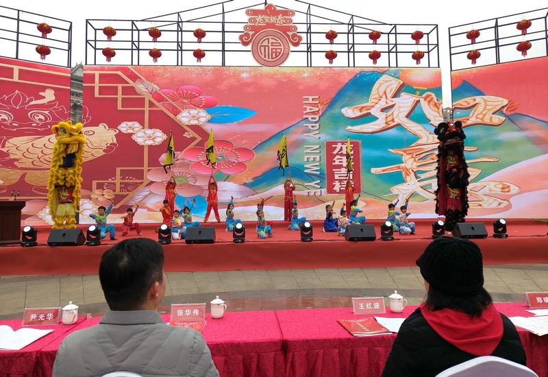 2月3日，文藝小分隊(duì)在七星關(guān)區(qū)同心城市公園演出。劉奇攝